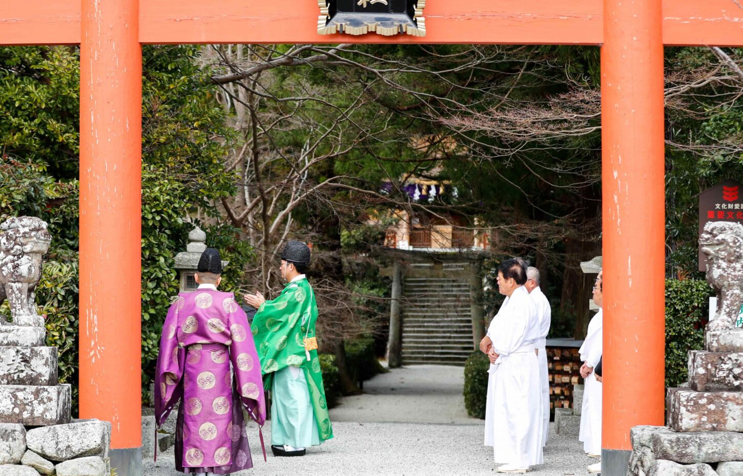 高鴨神社の鳥居前で、神職と総代が祈念祭を執り行う